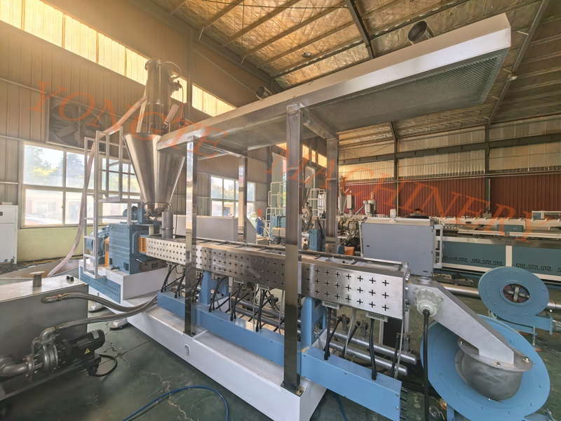 Qingdao Yongte Plastic Machinery's Wood Plastic Pelletizing Produktionslinie erfolgreich abgeschlossener Versuchsbetrieb