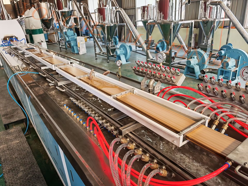 Qingdao Yongte Plastic Machinery's Holzplastikbodenproduktionslinie hat den Testlauf erfolgreich abgeschlossen