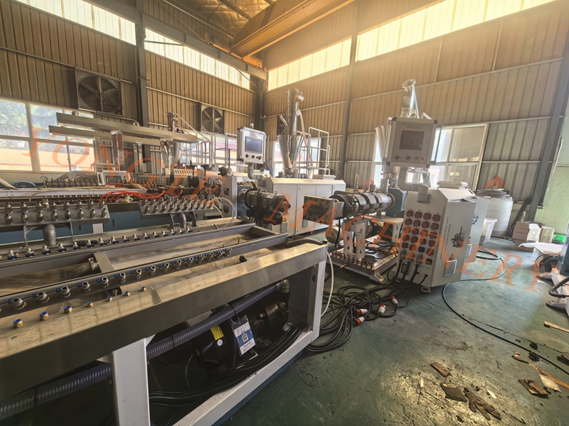 Yongte WPC Flooring Production Line hilft kanadischen Kunden, 40% Effizienzverbesserung zu erzielen
