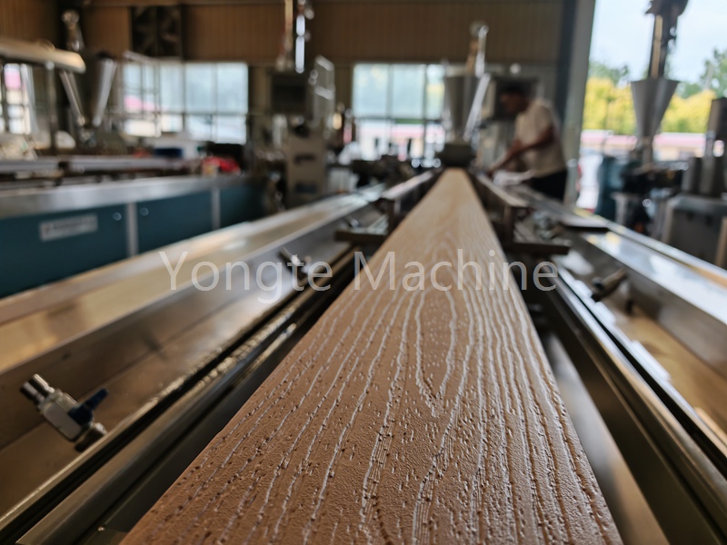 Die kanadischen Kunden besuchten Yongte Plastic Machinery und absolvierten erfolgreich die Akzeptanz der Produktionslinie für Holzplastikboden.