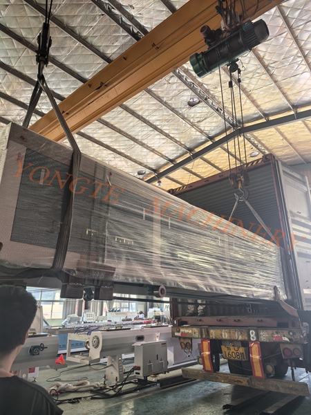 Die Holzproduktionslinie von Yongte Plastic Machinery wird nach Kanada geschickt und die grüne Smart Manufacturing in Übersee gelobt.