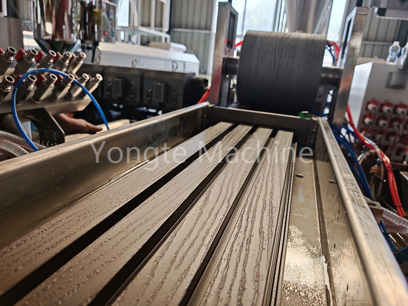 Yongte WPC Wall Panel Extrusion Machine erfolgreich getestet