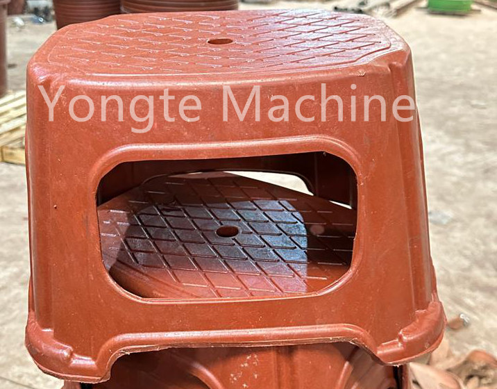 Die Yongte -Kunststoff -Extrusions- und Formmaschine ist in der Fabrik des Kunden von Afrika für die Recycling von Plastikfilmverschwendung in Plastikeimer, Plastikbecken und Plastikstühle installiert.