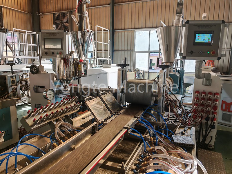 Yongte WPC Decking Extrusionsmaschine erfolgreich getestet und vor der Lieferung inspiziert