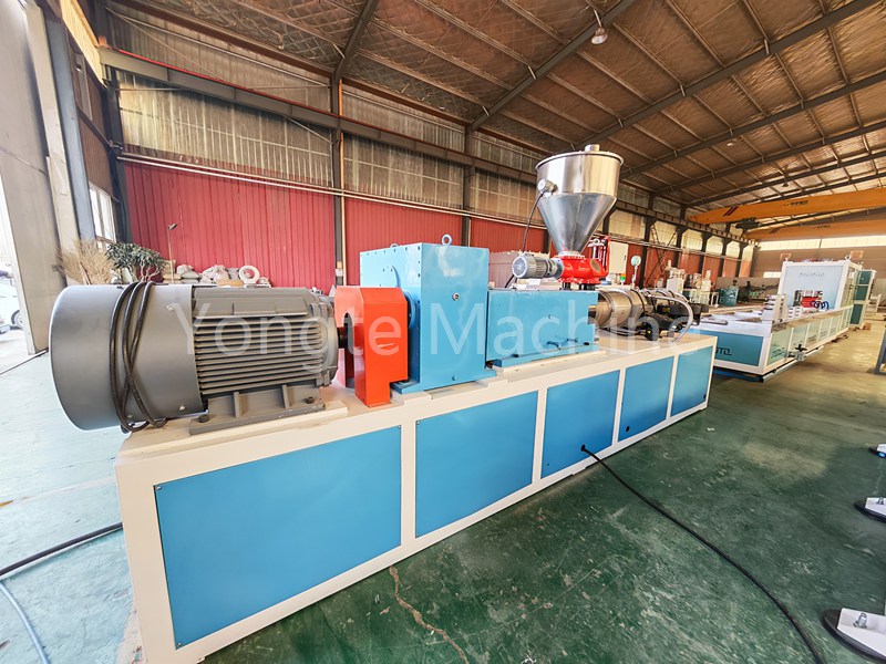 Yongte PVC -Profilmaschine wird zur Herstellung von Erdbeerpflanztägern verwendet