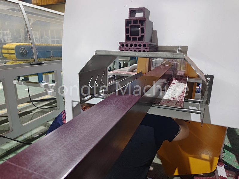 Plastikmüll ist in Afrika schwer zu entsorgen, aber die Holz-Kunststoff-Säulen-Produktionslinie von Yongte bietet einen Durchbruch.