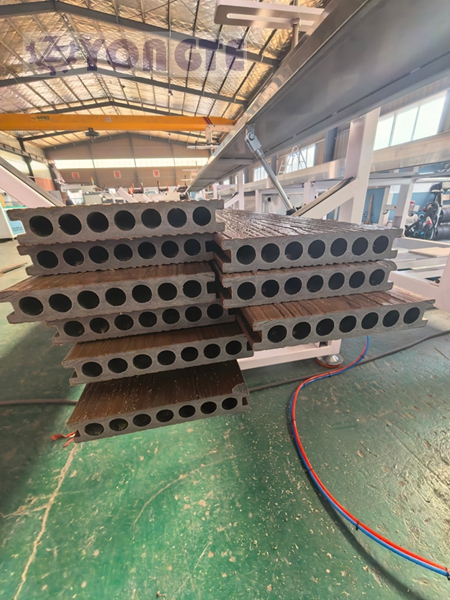 Yongte Plastic Machinery schließt die Modernisierung seiner Produktionslinie für 3D-Online-geprägte Holz-Kunststoff-Bodenbeläge ab und unterstreicht deren Vorteile als Alternative zu Massivholz