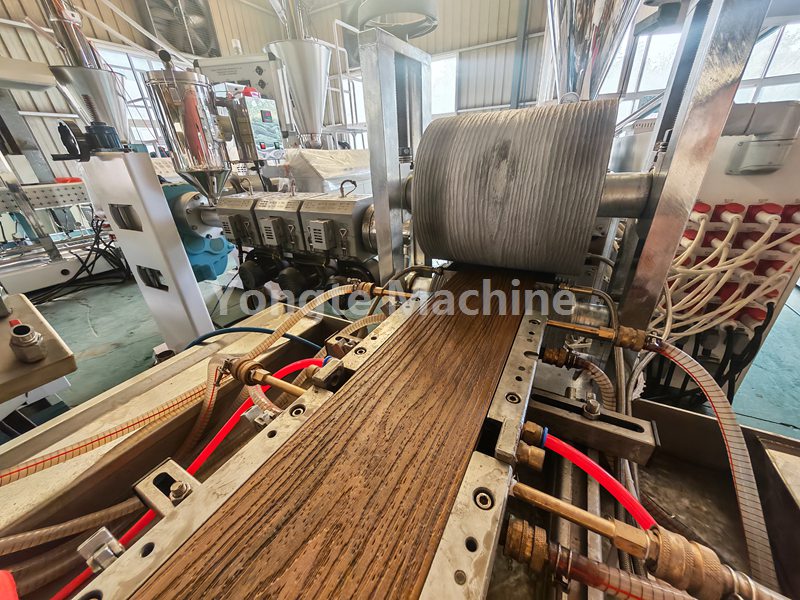 Die Koextrusionslinie für WPC-Terrassendielen von Yongte mit Online-3D-Prägeausrüstung wurde erfolgreich getestet