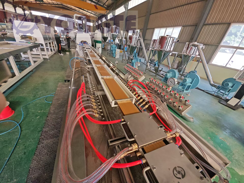 Yongte Plastics Machinery: „Sorgenfreie“ Herstellung von Auto-Innenbodenbelägen aus Holz-Kunststoff-Verbundwerkstoff (WPC)