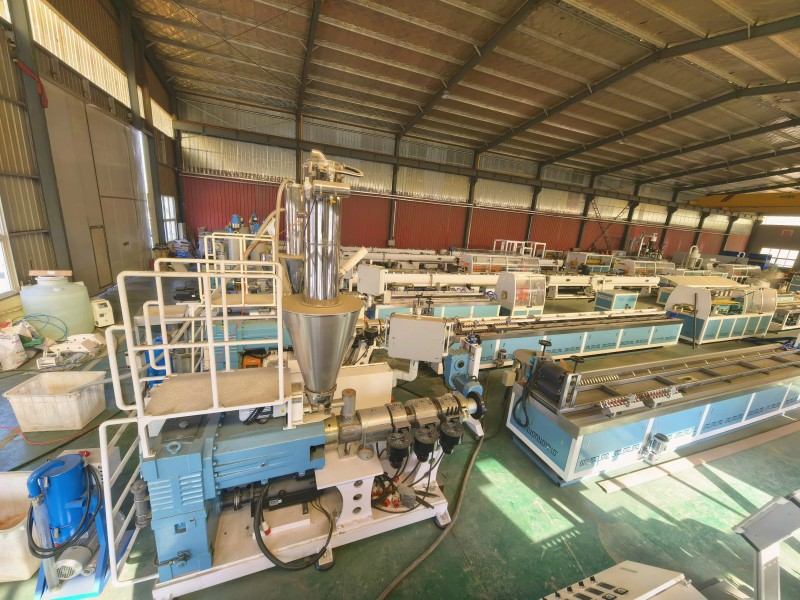Yongte schließt die Produktion von 4 Sätzen WPC-Profilextrusionslinien ab