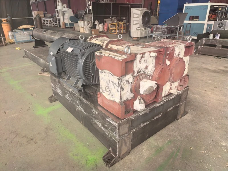 Montage hocheffizienter paralleler Doppelschneckenextruder zum Recycling von Kunststofffolienabfällen
