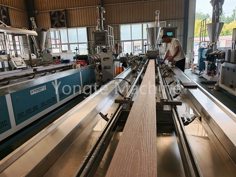 Installation und Inbetriebnahme einer WPC-Maschine für einen Kunden in Kanada