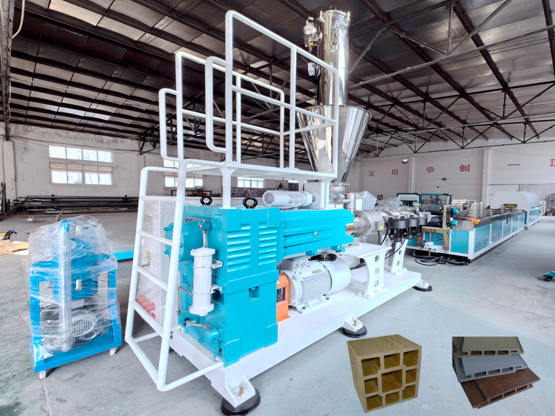 WPC-Terrassendielen-Extrusionsmaschine für einen polnischen Kunden