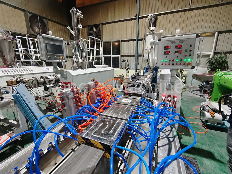 Die Yongte Plastic Lumber Profile Extrusion Line wurde erfolgreich getestet