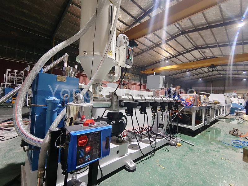 Kunststoff -Holz -Extrusionsmaschine, die erfolgreich auf der indischen Kundenbindung installiert ist