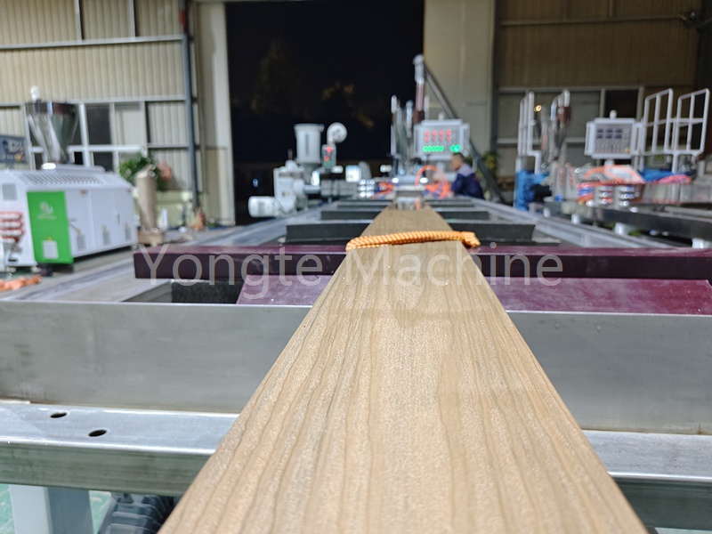 Yongte Plastic Machinery's Holz-Plastic Coextrusion-Geräte hilft der holzplastischen Tür und der Fensterindustrie