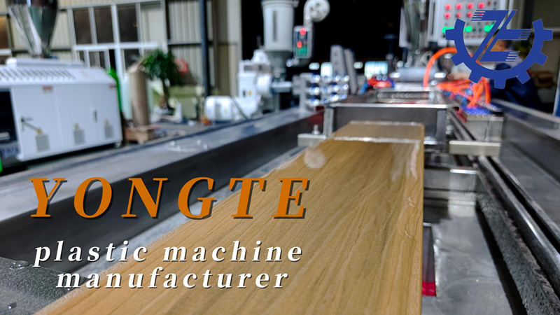 Yongte WPC-Zaun-Panel-Maschine mit Co-Extrusion-Geräten und Online-3D-Prägiengeräte.