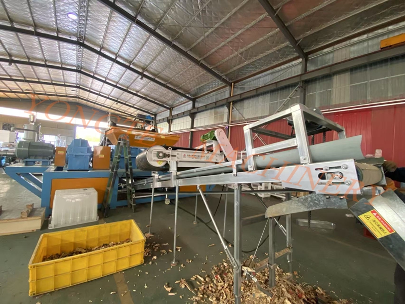 Der Holzbremder von Qingdao Yongte Plastic Machinery wurde erfolgreich getestet