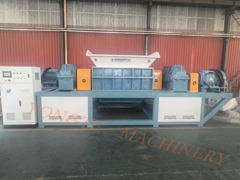 5 Tonnen pro Stunde! Die Lebensdauer von Legierungsstahlschneidern wird dreimal verlängert. Der Shredder von Yongte Plastic Machinery formt das Produktionsmuster von Holzprodukten.