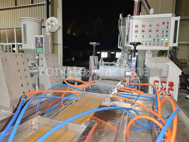 WPC Decking Machine für den indischen Kunden