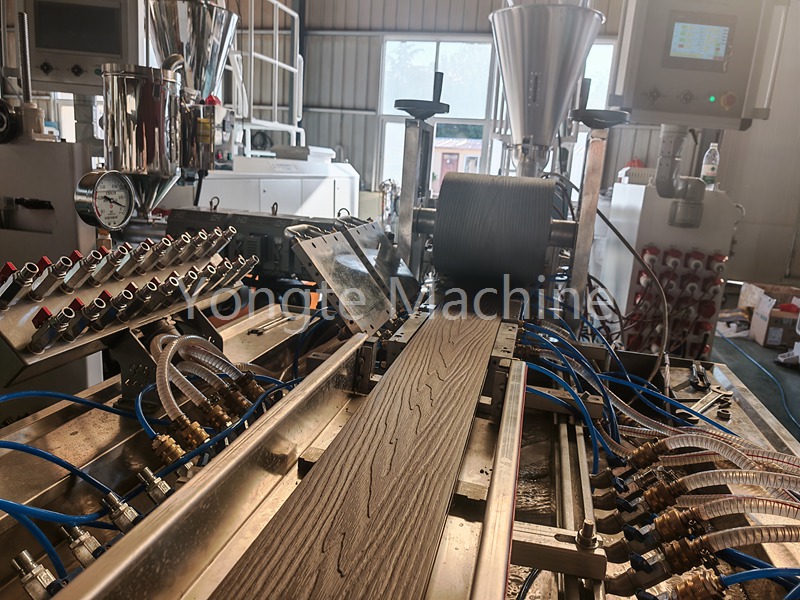 WPC -Profilmaschine für Kanada Kunde