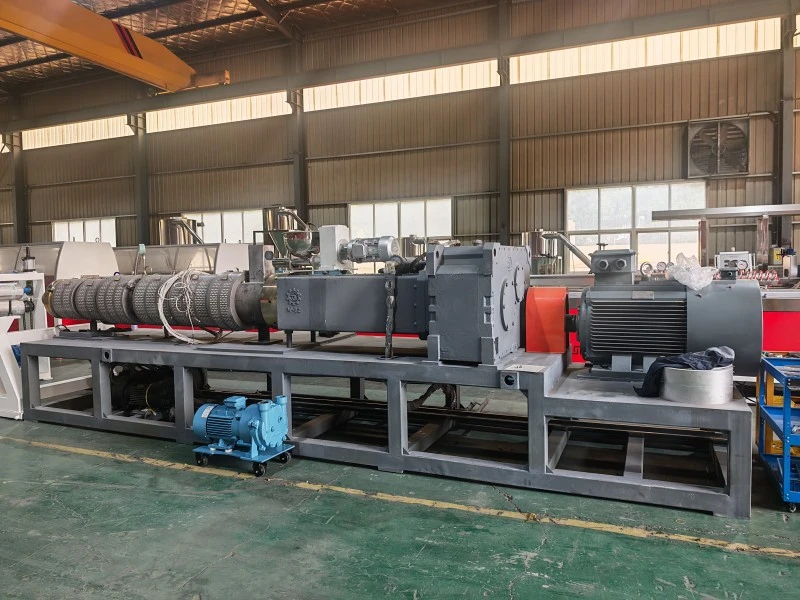92/188 Konischer Doppelschneckenextruder für die WPC-Plattenproduktion