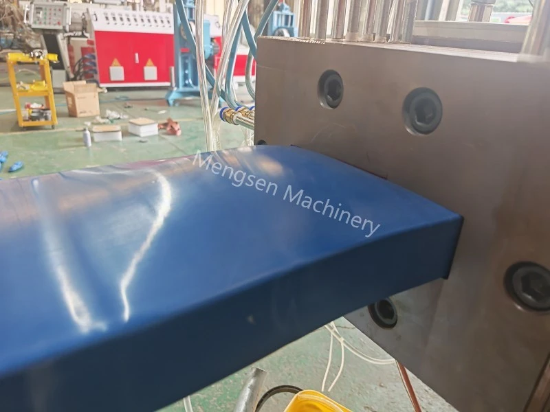 Probelauf einer Kunststoff-Schnittholz-Extrusionslinie für 50 mm dicke Massivplatten