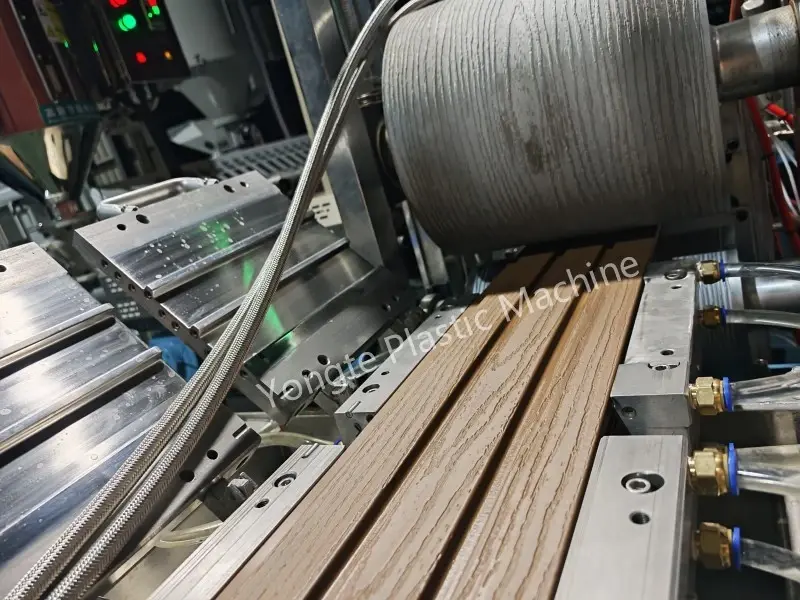 Yongte schließt den Werksabnahmetest für die WPC-Zaunherstellungsmaschine eines europäischen Kunden erfolgreich ab