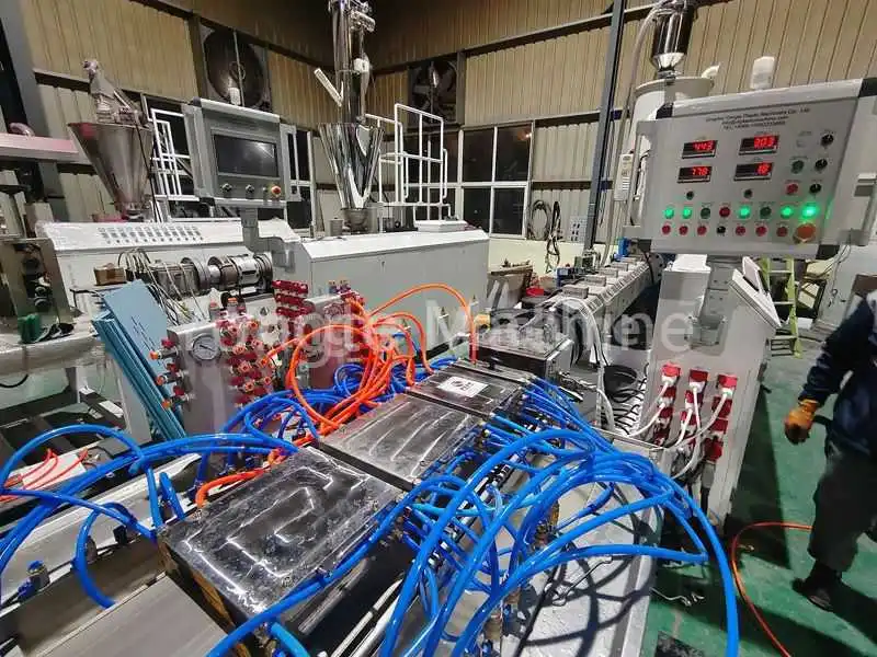 Kunststoff-Schnittholzextruder