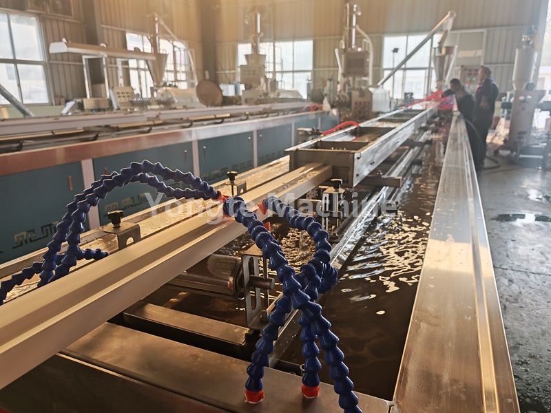 Massiv geschäumte WPC-Türprofil-Extrusionslinie für einen indischen Kunden