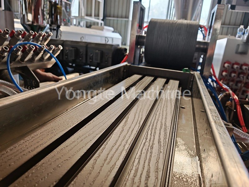Holz-Kunststoff-Verbundmaschine