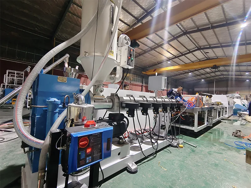 Yongte Plastic Lumber Machine für indischen Kunden – Umwandlung von Kunststoffabfällen in langlebige Holzalternativenprofile