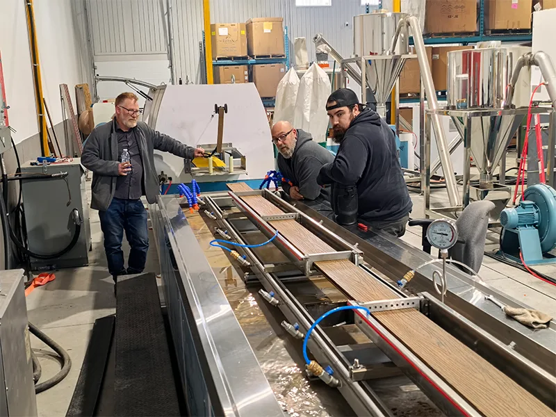 Extrusionslinie für WPC-Terrassendielen von Yongte: Erfolgreiche Inbetriebnahme in Kanada